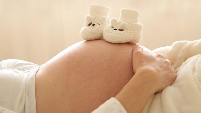 妊婦さんと赤ちゃんのニット靴